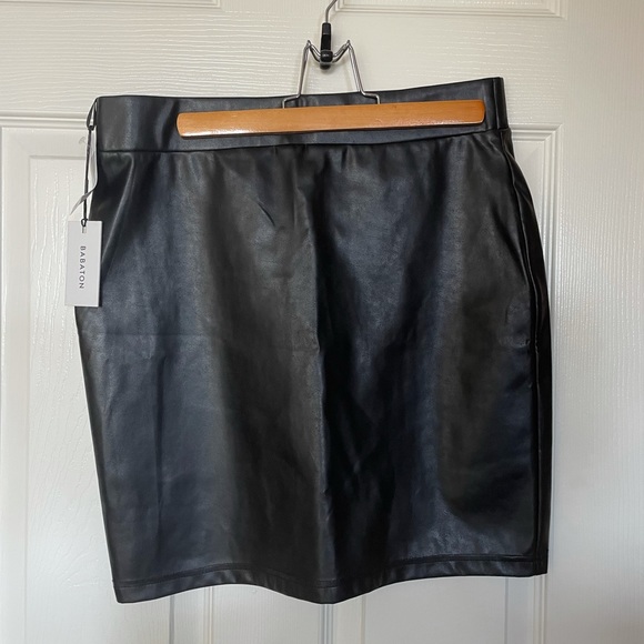 Aritzia Babaton skirt - Picture 1 of 3